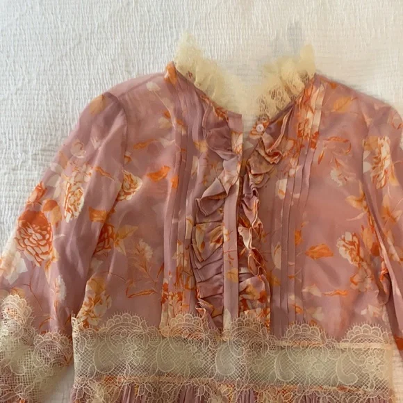 Beautiful Alexis floral dress with lace details. - Picture 4 of 4